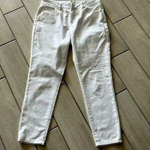🌻Super cute White Crop jeans.5 pocket! Artisan NY brand . Like new!🎉🌻